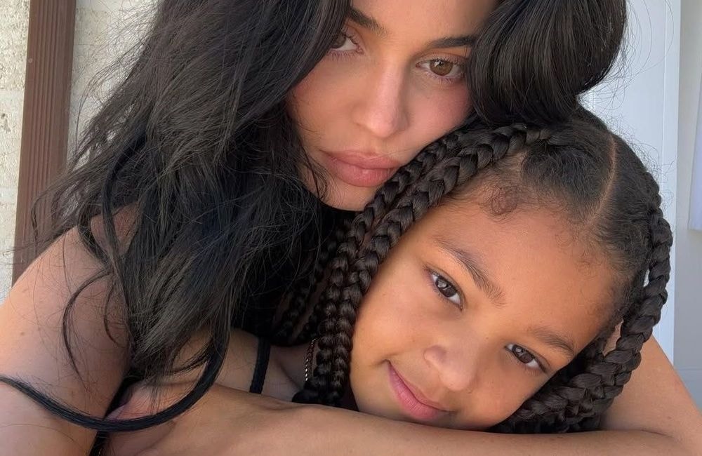 Kylie Jenner : sa vidéo de maquillage mère‑fille avec Stormi, 7 ans, affole les réseaux et fait débat
