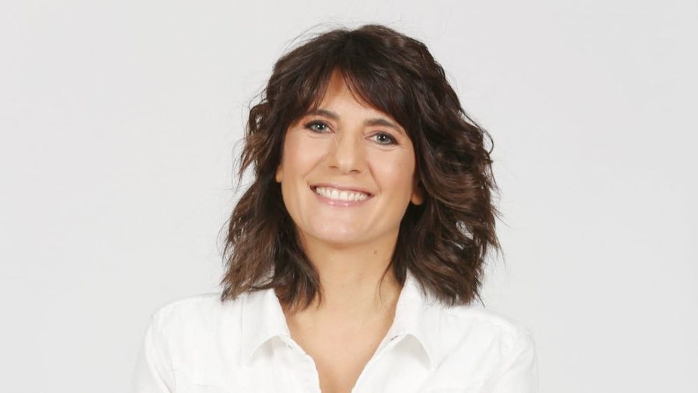 Topless, Estelle Denis ose la nudité à la télé : "Idiot ces petites pudeurs !", derrière ce geste osé dans un camp naturiste, une explication inattendue