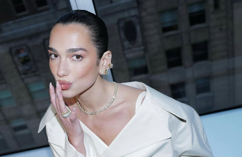 « Avant, j'étais du genre à m'endormir maquillée » : Dua Lipa lance sa ligne de soin et dévoile les secrets de son teint parfait