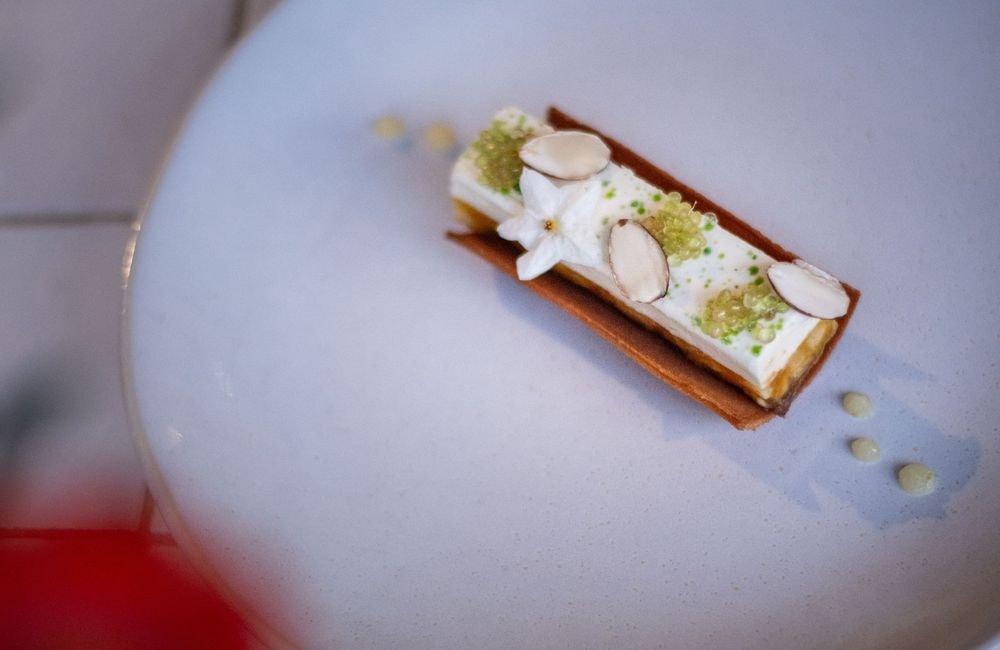 La recette de panna cotta d'automne au pomelo, farine de châtaigne et amandes corses d'un chef pâtissier