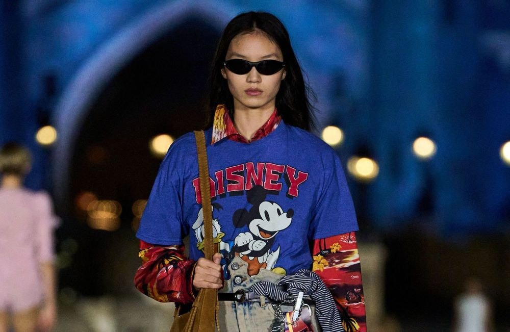La drôle d’histoire derrière le T-shirt vintage Mickey aperçu au défilé Coperni