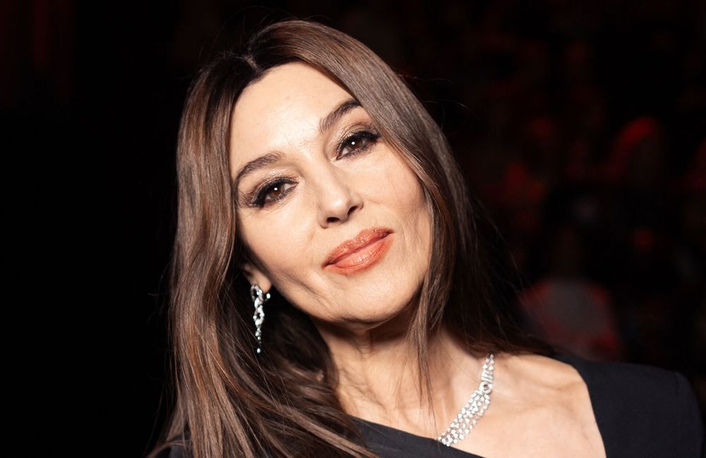 À 60 ans, Monica Bellucci reste fidèle à une fragrance iconique de la parfumerie française