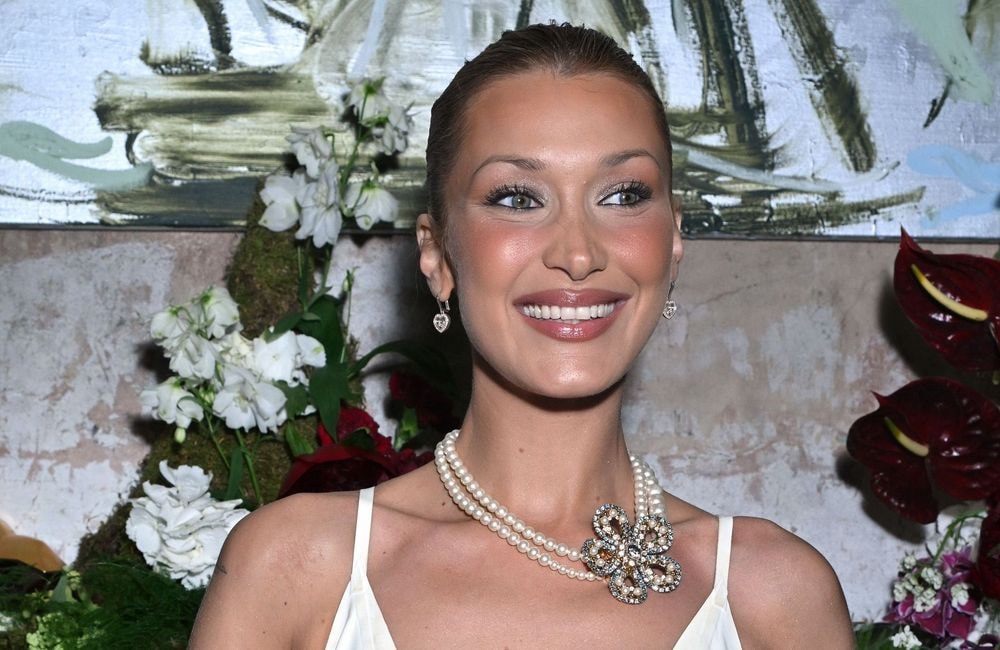 Comment porter les couettes sans retomber en enfance selon Bella Hadid