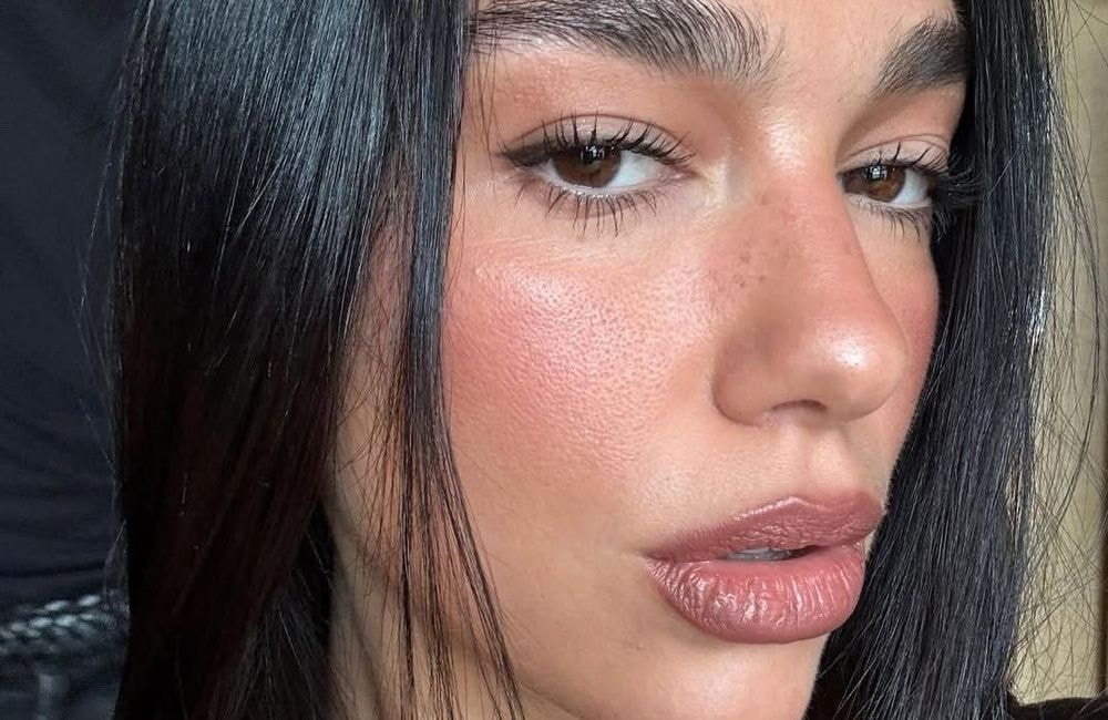 Pourquoi Dua Lipa est l’icône beauté des trentenaires
