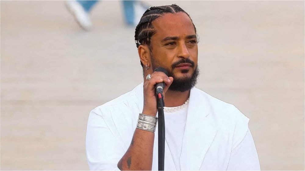 Slimane : son show incroyable sur le parvis de Notre-Dame de Paris fait sensation !