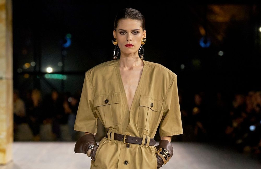 Qu'est-ce que l'utility wear, cette tendance adaptée aux jours chauds de l'été ?
