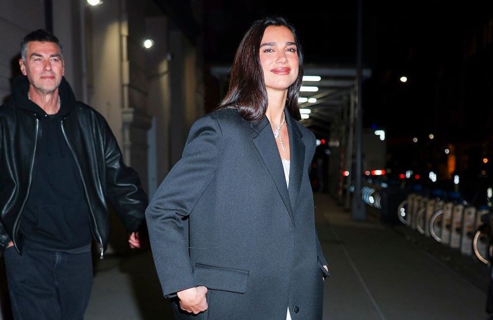 Dua Lipa le confirme : les escarpins blancs sont la clé d’un look stylé ce printemps