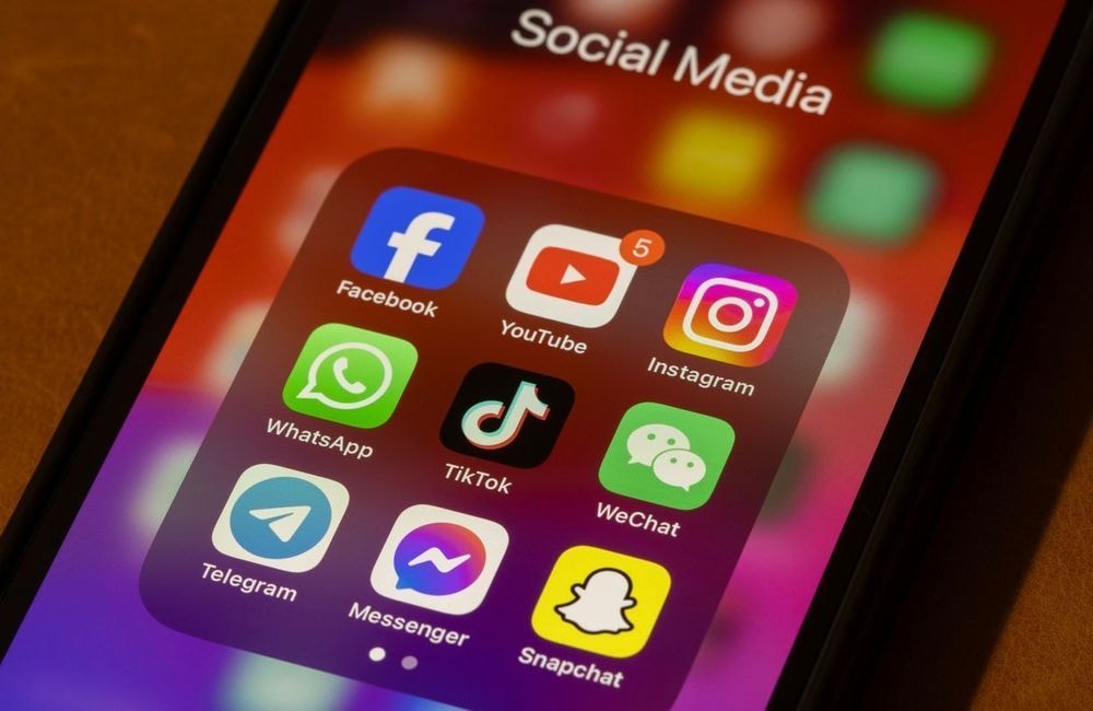 Tuto maquillage, pancartes, typos… Ces astuces sur les réseaux pour contourner les algos et faire passer des messages politiques