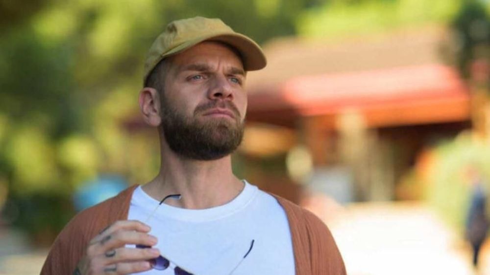 Keen’V (41 ans) sans filtre, il dénonce l’attitude d’un acteur de Camping Paradis : "Il était tellement exécrable…