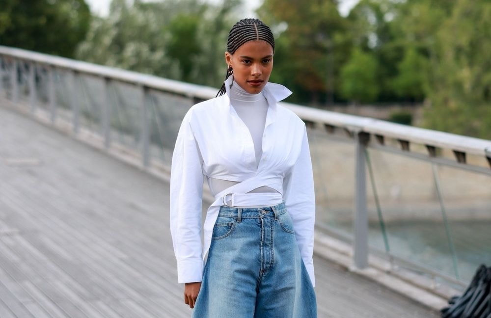 Qu’est-ce que le jean barrel, ce denim réputé si difficile à porter ?