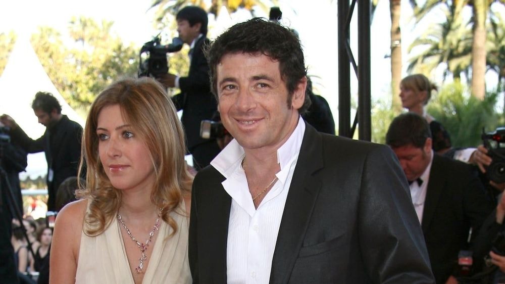 Amanda Sthers "un peu moins glamour en dédicaces" : le soutien-gorge en dentelle de l'ex de Patrick Bruel ne laisse pas indifférent