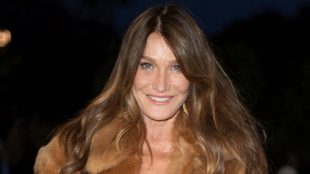 Carla Bruni grillée avec un "string fausse fourrure", l'épouse de Nicolas Sarkozy réagit à ce cliché olé-olé
