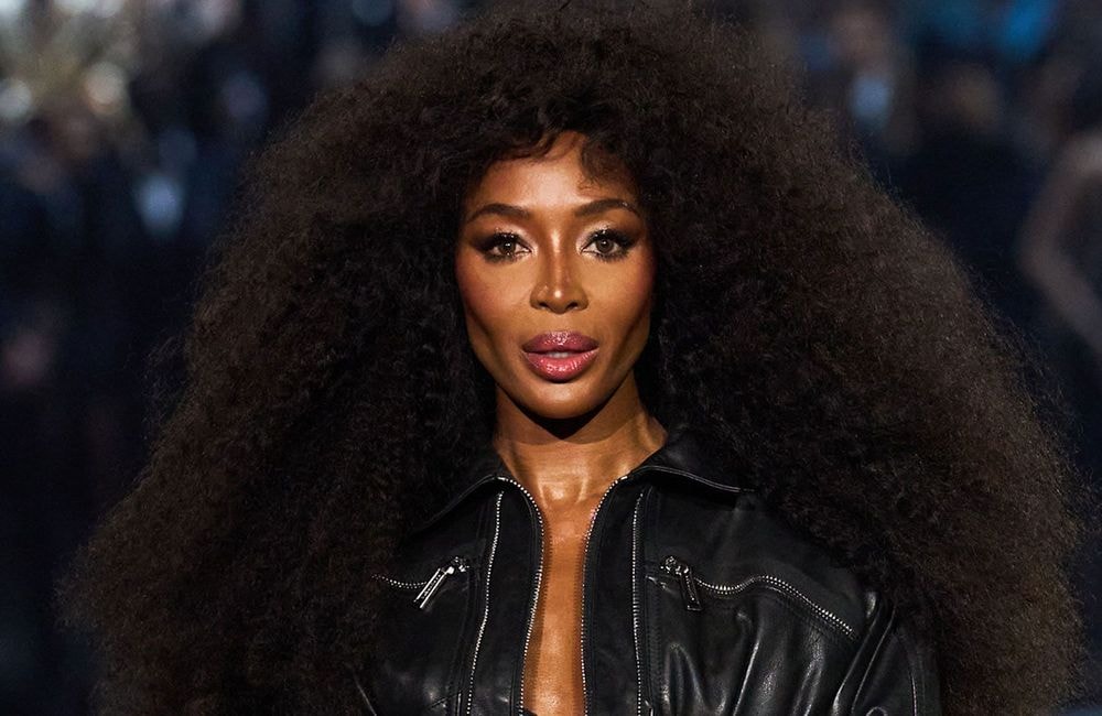 Éblouissante, Naomi Campbell dévoile sa chevelure au volume sans pareil