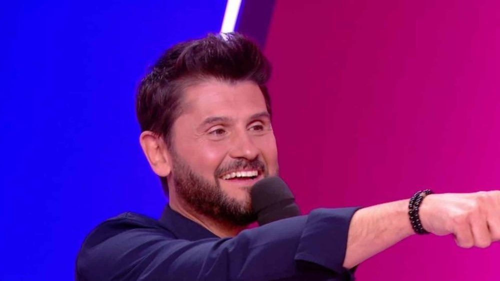 Secret Story : Christophe Beaugrand explique pourquoi Zoé et Maxence portent une oreillette dans la vraie maison !