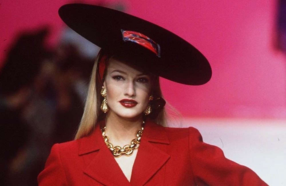 Supermodel adulée des années 90, puis disparue des radars : que devient Karen Mulder ?