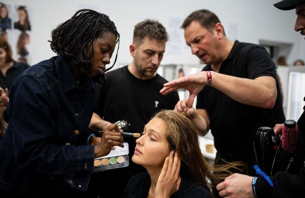 La technique du "correcteur invisible” qui camoufle les cernes sans effet maquillage