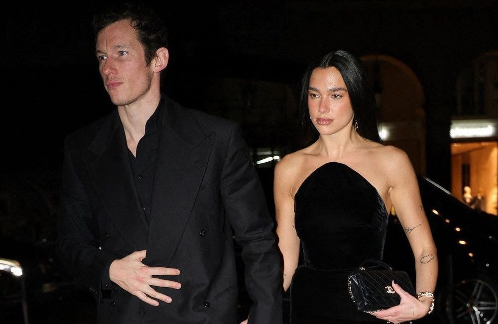 Dua Lipa amoureuse à Paris : cette séquence avec Callum Turner fait le tour de la Toile