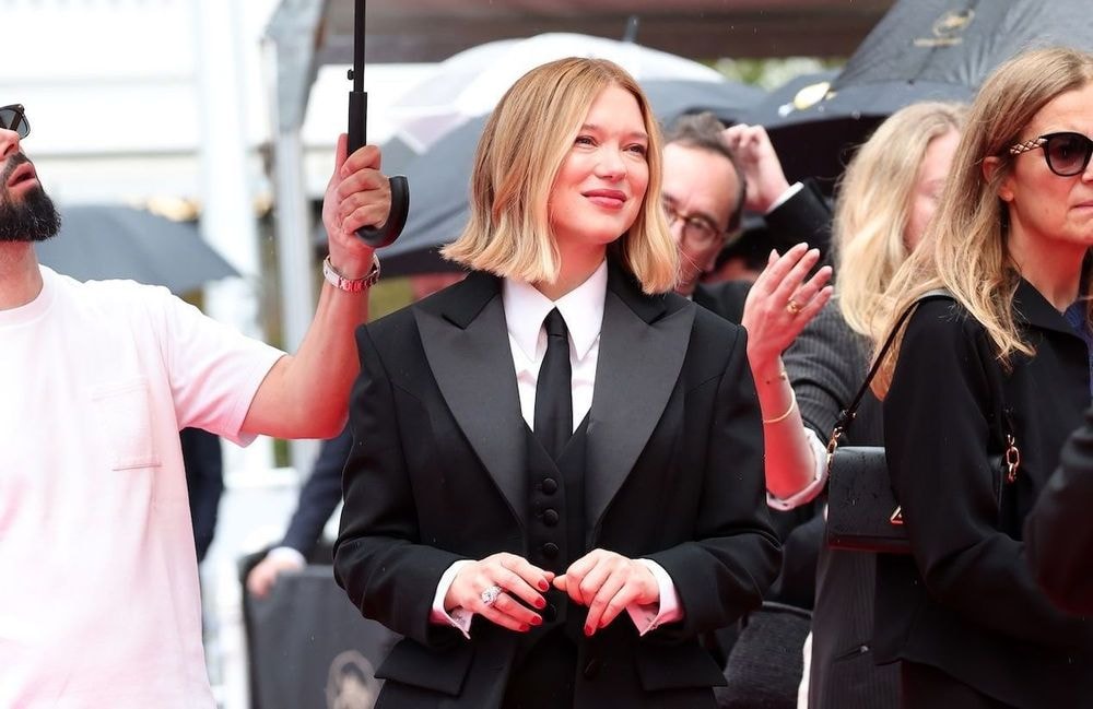 Léa Seydoux fait sensation à Cannes dans un costume smoking seventies