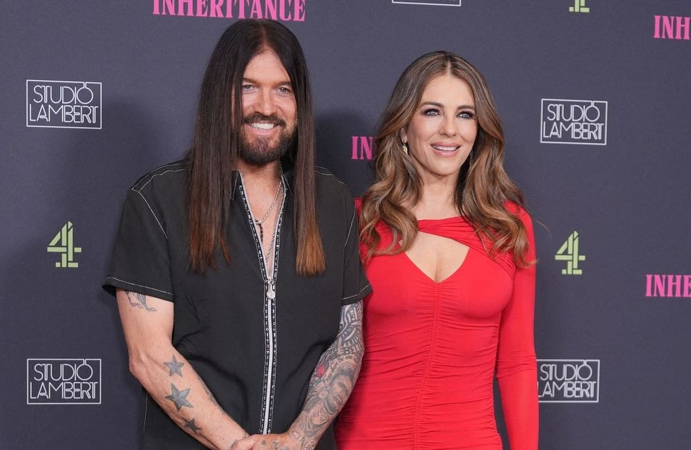 Elizabeth Hurley en couple : l’actrice partage de tendres photos avec Billy Ray Cyrus