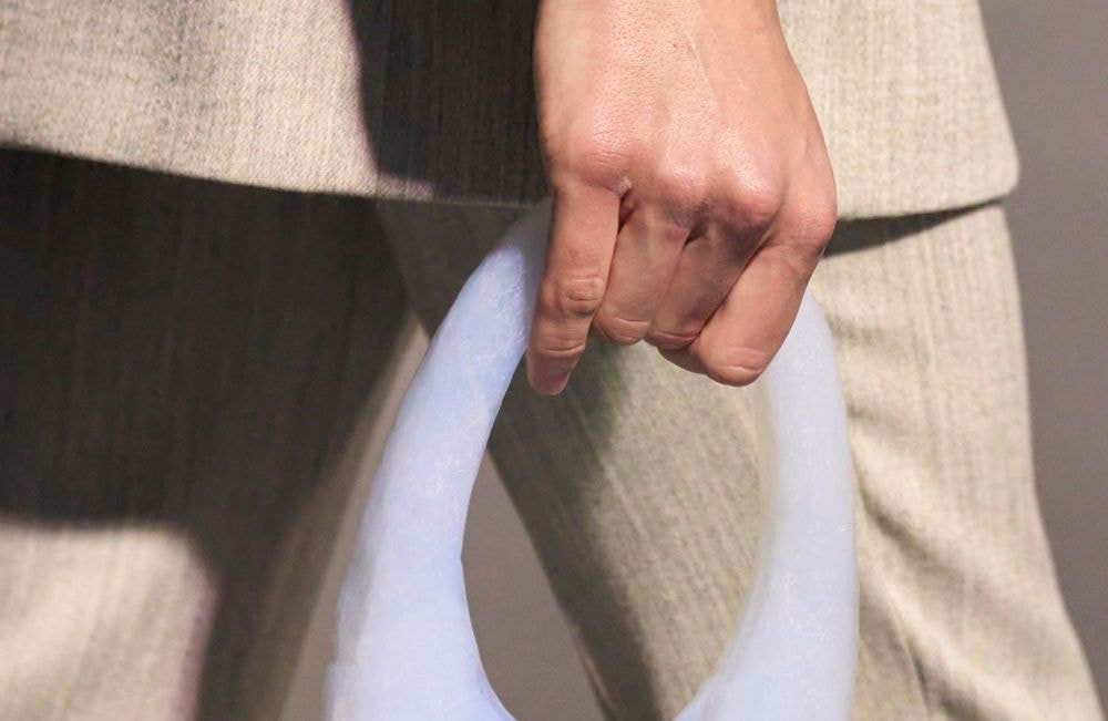 ELLE Debriefe - Fashion Week Jour 7 : un sac immatériel ? Le dernier coup de génie de Coperni