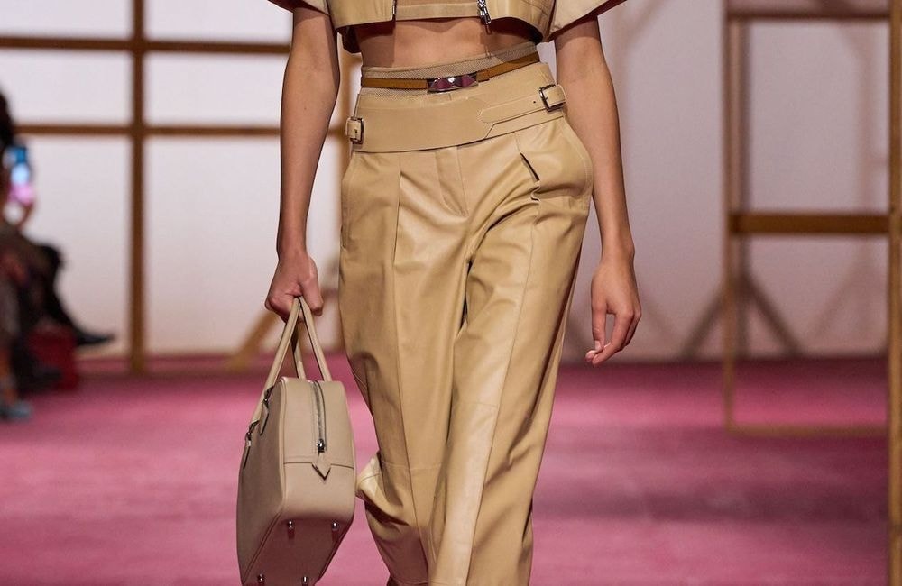 Exit le jean : ce pantalon s’impose comme la pièce phare du printemps