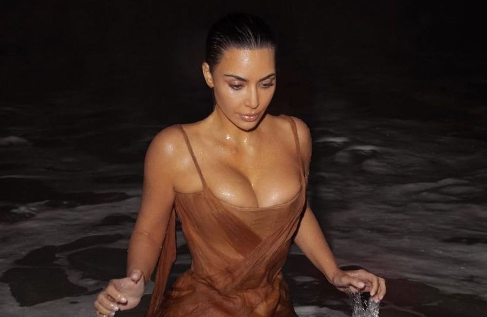 À Rio, Kim Kardashian se jette à l’eau… dans une robe archive McQueen