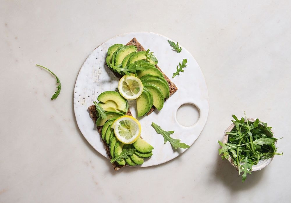 Voici pourquoi il ne faut (surtout) pas couper un avocat avec un couteau en métal