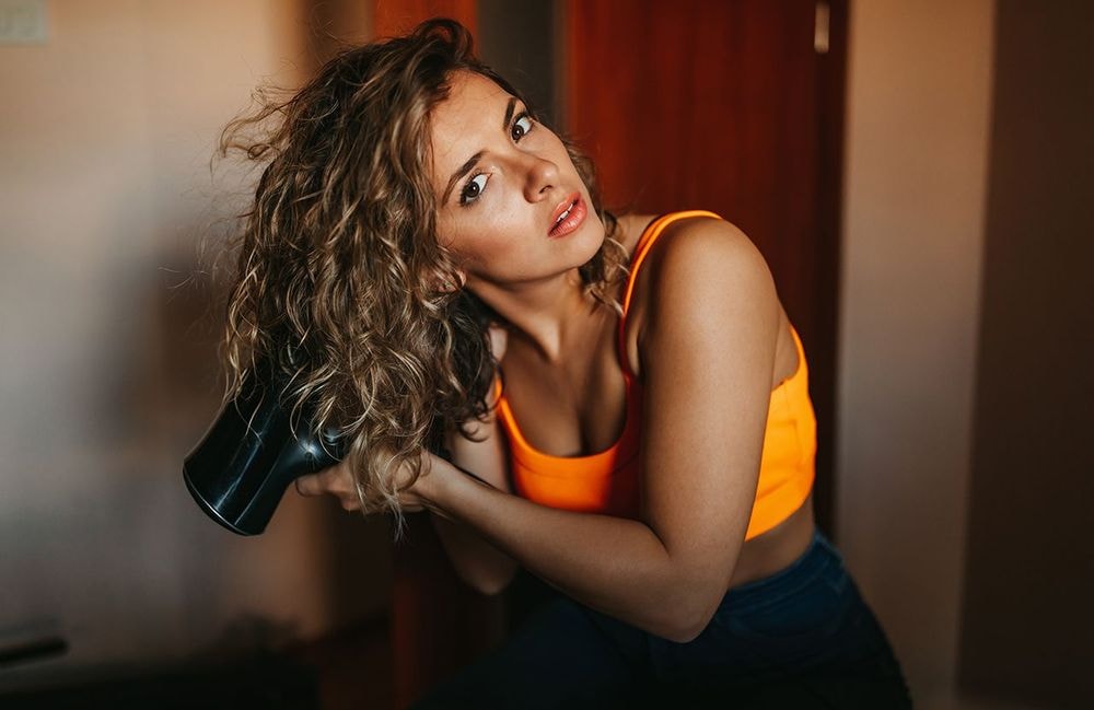 Voici pourquoi il est préférable de se sécher les cheveux la tête en bas