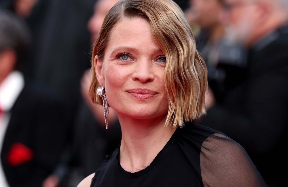 À Cannes, Mélanie Thierry ose le carré court pour sublimer la robe noire