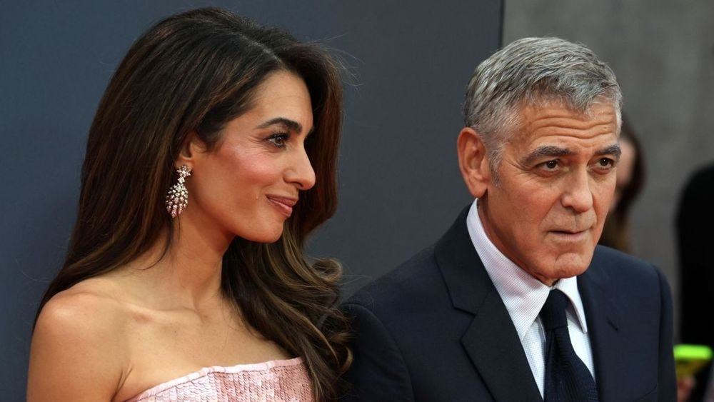 Amal Clooney affiche fièrement un cropped top audacieux aux côtés de George Clooney