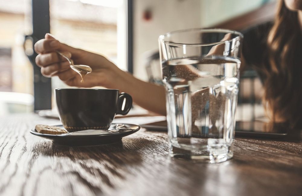 Voici pourquoi on nous sert toujours un verre d'eau avec le café