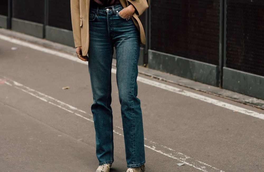 On le pensait disparu, ce pantalon qui va à toutes les morphologies marque son retour