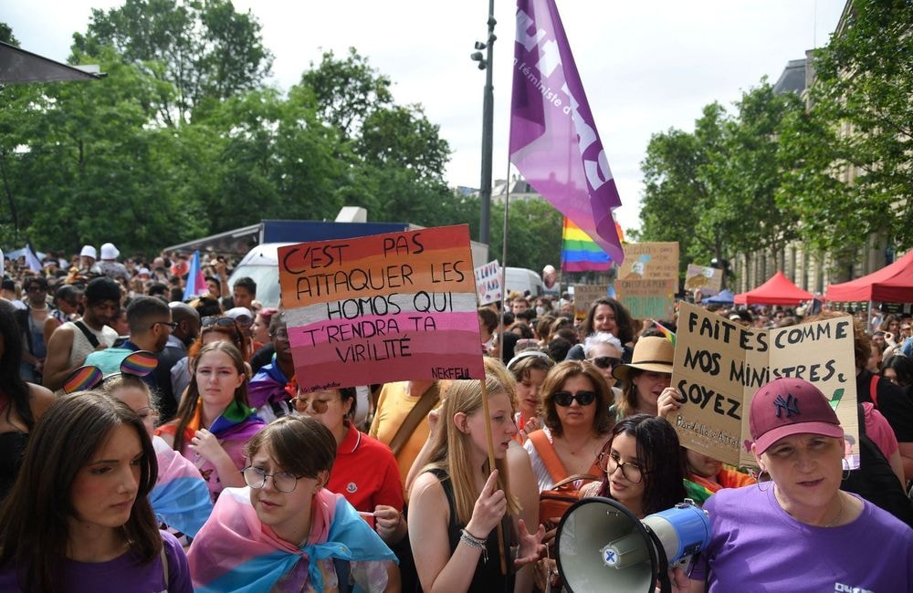 Marche des fiertés à Paris : des milliers de personnes réunies ce samedi dans la capitale