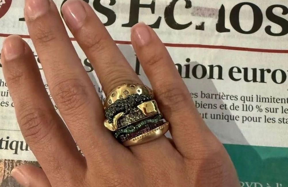 Olive en rubis, sushis et fortune cookie en or : Qu’est-ce que la Jewelry Diet, la tendance bijoux ludique qui fait vibrer l’été ?