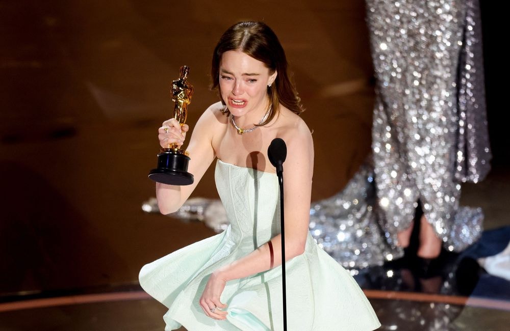 Emma Stone craque sa robe alors qu’elle remporte le trophée de la meilleure actrice aux Oscars