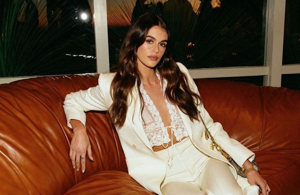 Kaia Gerber succombe au sac à charms