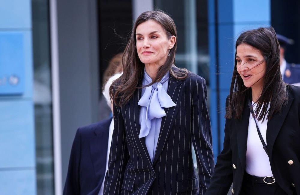 Letizia d’Espagne sublime le tailleur rayé avec une blouse à nœud lavallière ultra-chic