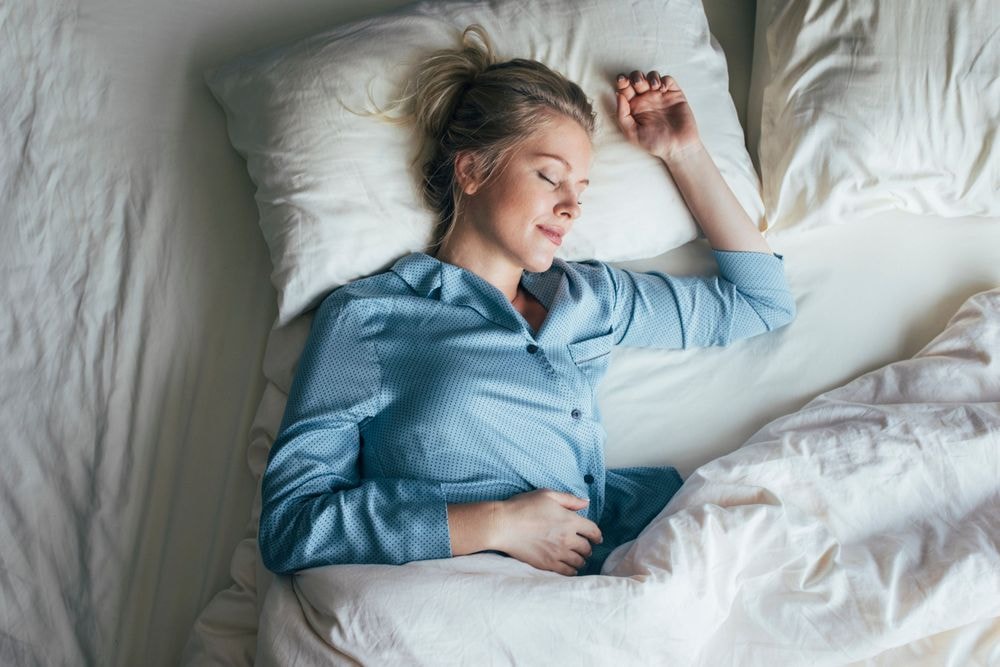 Yeux gonflés au réveil : l’astuce d’une dermatologue pour prévenir leur apparition durant la nuit