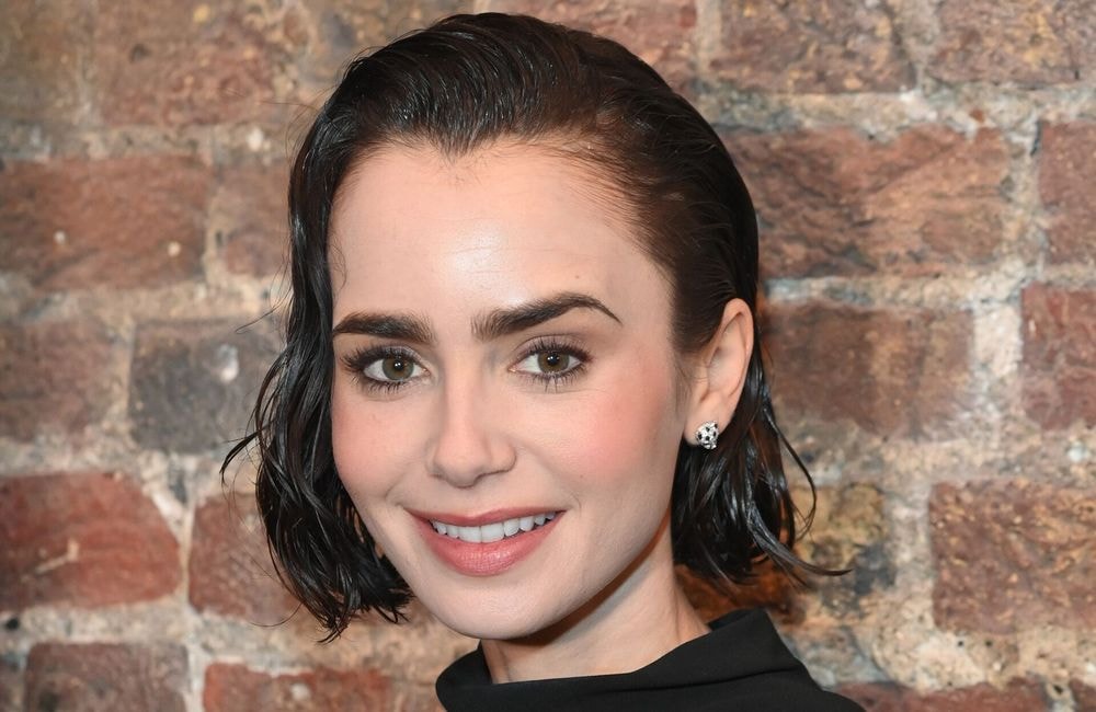 Lily Colins adopte la coupe au carré la plus tendance de l’été 2025