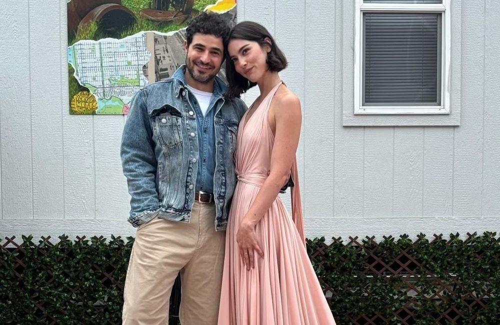 En robe rose poudré Gap, Gracie Abrams réinvente la muse bohème