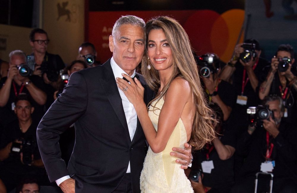À Venise, Amal Clooney dévoile une sublime coloration anti-âge