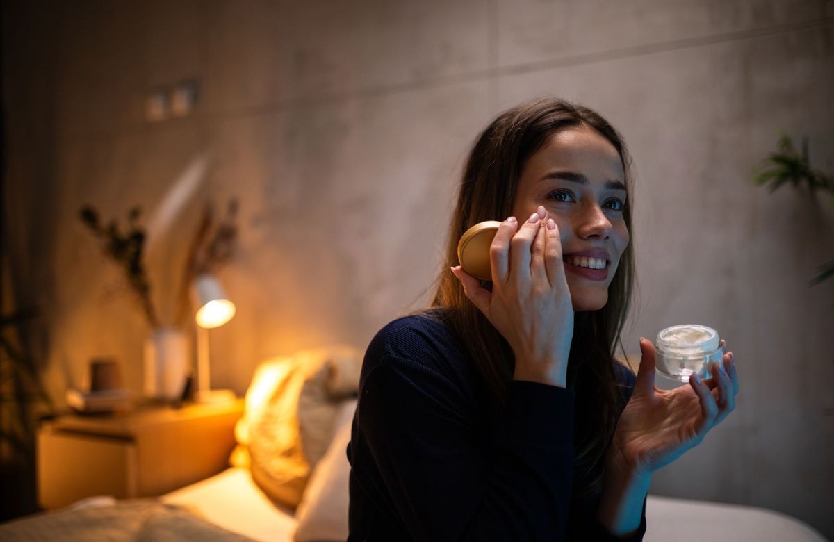 Faut-il remplacer sa crème de nuit par un masque pour réparer sa peau après l’été ?