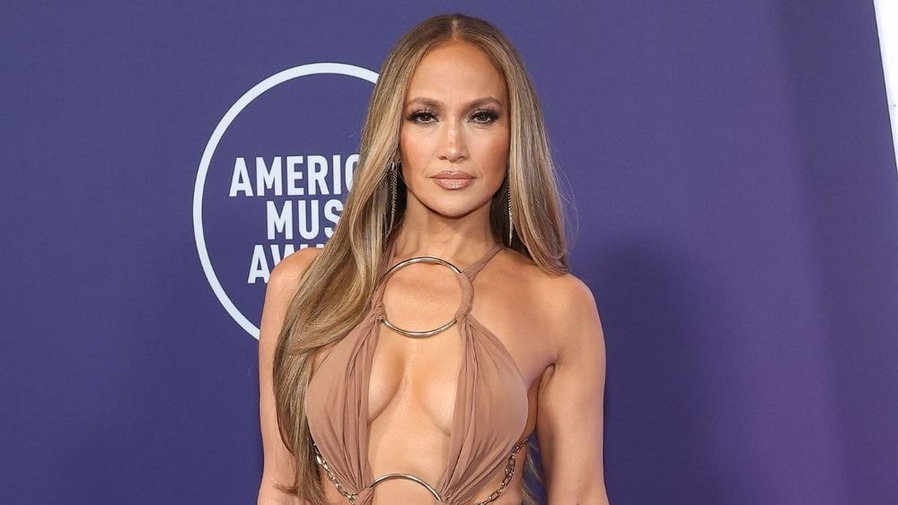 Jennifer Lopez "trop vieille" pour montrer son fessier galbé à 55 ans ? La star se prend un tollé sur les réseaux sociaux