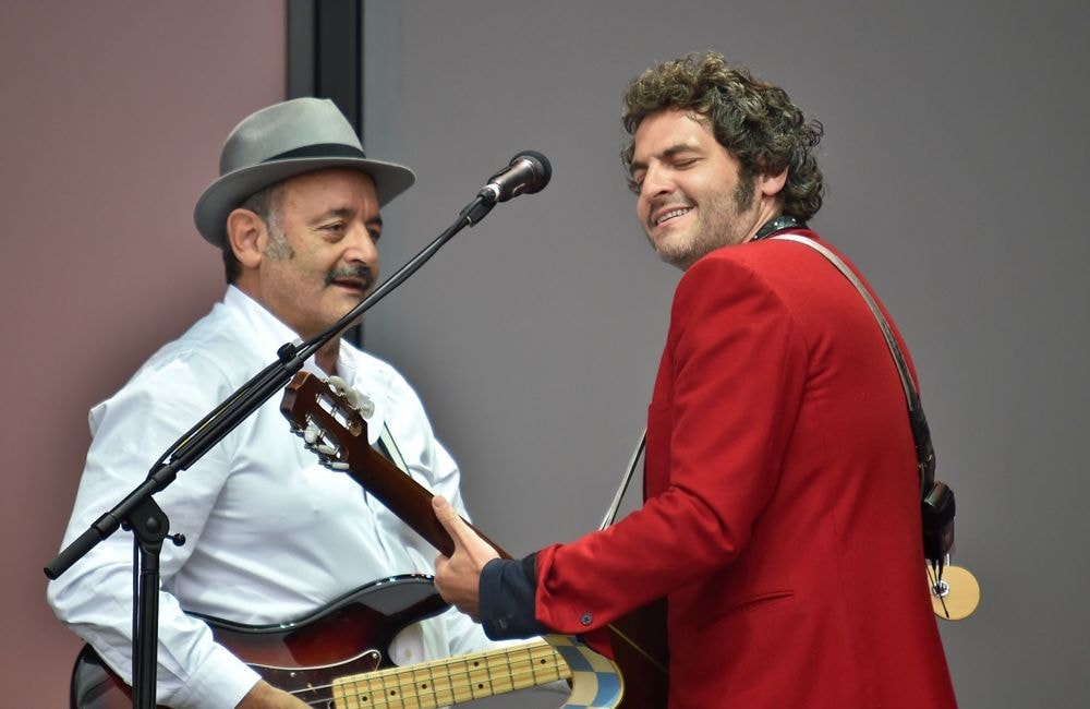 Matthieu Chedid et son père Louis réunis : ce mini-concert surprise donné dans un Ehpad
