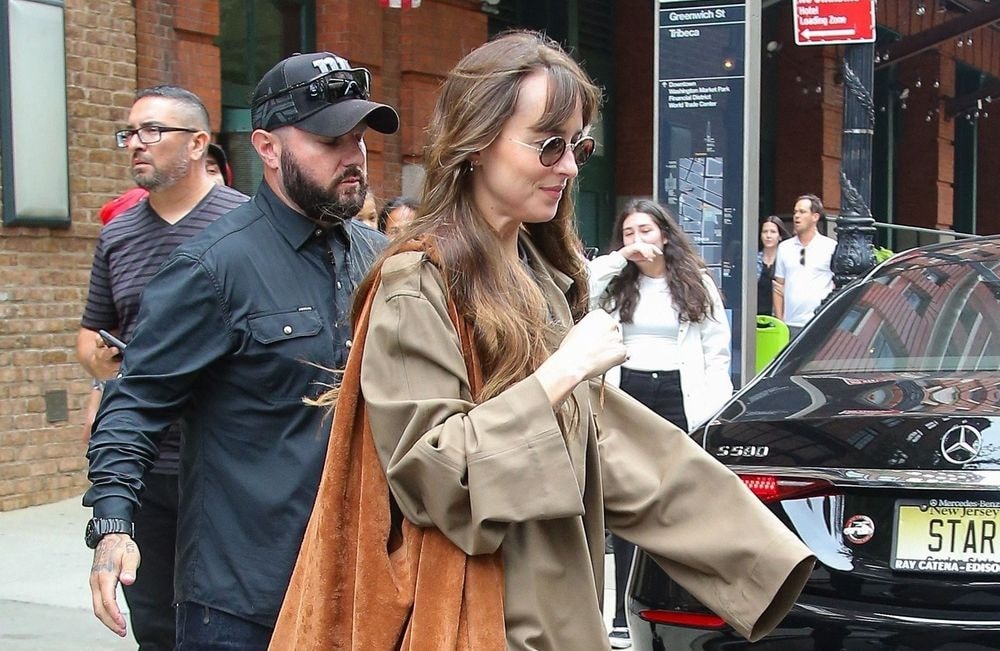 Dakota Johnson a trouvé le sac en daim idéal pour l’automne