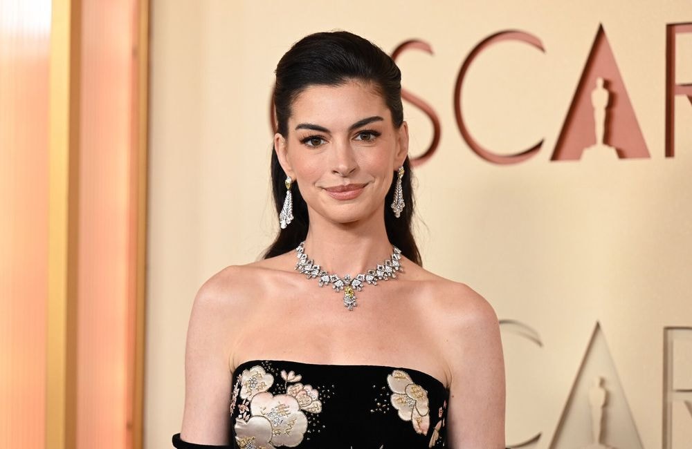 L'astuce coiffure d'Anne Hathaway pour lifter les traits sans chirurgie