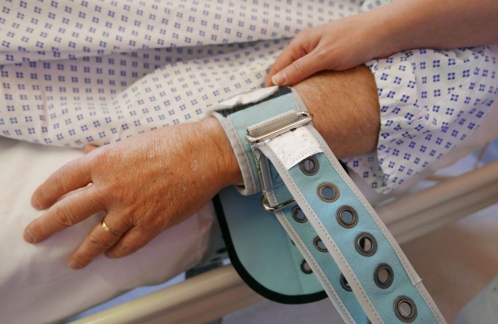 Psychiatrie : les familles demandent la fin d'une pratique qui consiste à attacher les patients