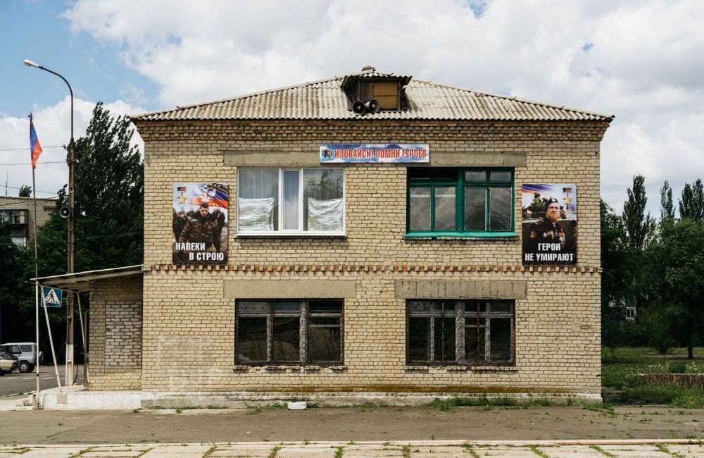 « Cours patriotiques » et acharnement disciplinaire : une lycéenne ukrainienne raconte la russification du Donbass