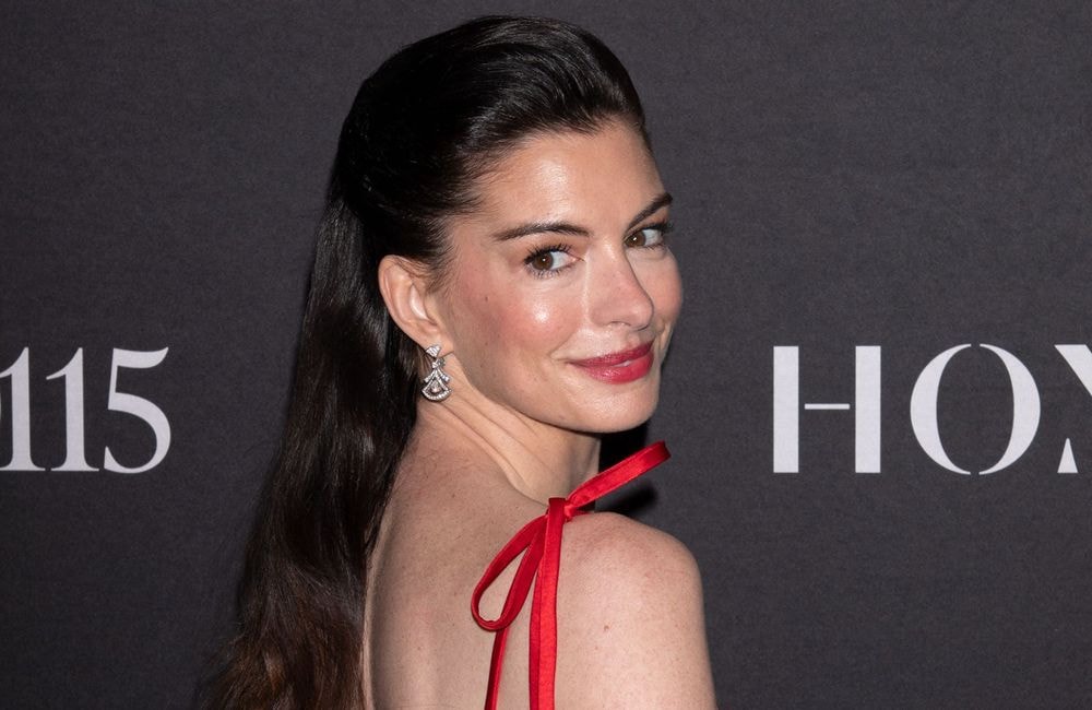 Anne Hathaway illumine New York avec ses longs cheveux brillants et ses lèvres rouges