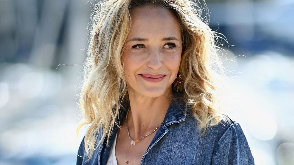 Hélène de Fougerolles raconte avoir été droguée par un producteur de théâtre : “J’ai bu une gorgée..”